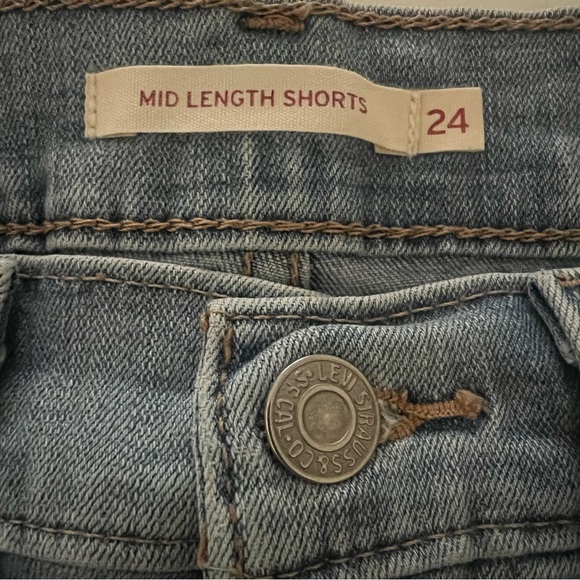 Medium Wash Levi’s Jean shorts size 24 - Picture 2 of 3